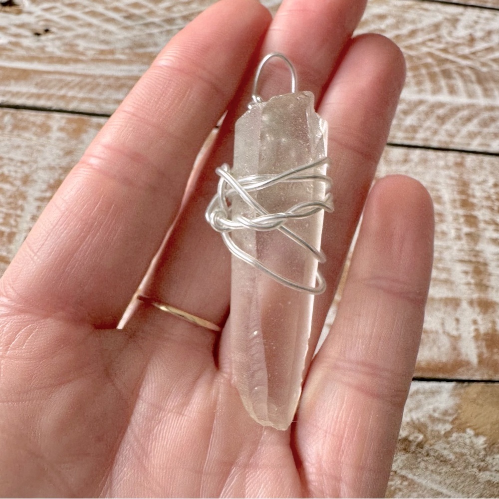 ☀️2” Raw Clear Quartz Crystal Point Pendulum☀️
